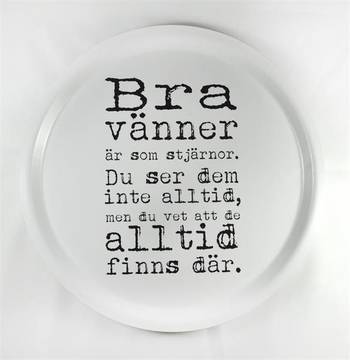 Bricka - Bra vänner rund - 31 cm, en produkt från Nya Musik som utvecklar och engagerar människor i alla åldrar.