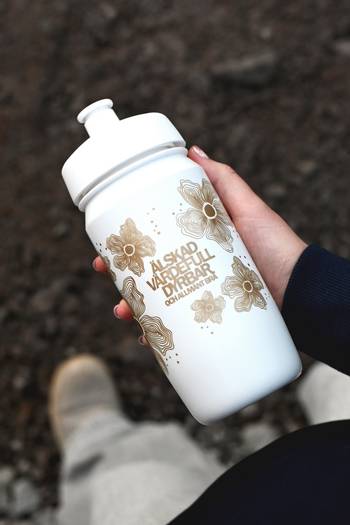 Sportflaska - Älskad, värdefull, dyrbar. - vit med guldtryck, en produkt från Nya Musik som utvecklar och engagerar människor i alla åldrar.