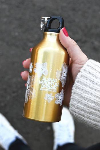 Sportflaska i metall - Älskad, Värdefull, Dyrbar - guldfärgad, en produkt från Nya Musik som utvecklar och engagerar människor i alla åldrar.