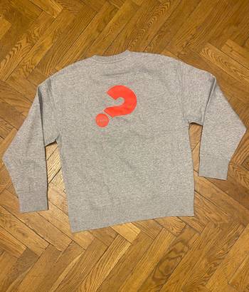 Sweatshirt - Unisex, grå, Alpha-logga, en produkt från Nya Musik som utvecklar och engagerar människor i alla åldrar.