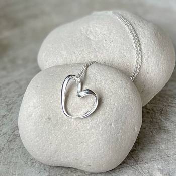 Halssmycke – Hjärta, en produkt från Nya Musik som utvecklar och engagerar människor i alla åldrar.