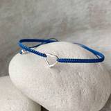 Armband – Hjärta, blå, en produkt från Nya Musik som utvecklar och engagerar människor i alla åldrar.