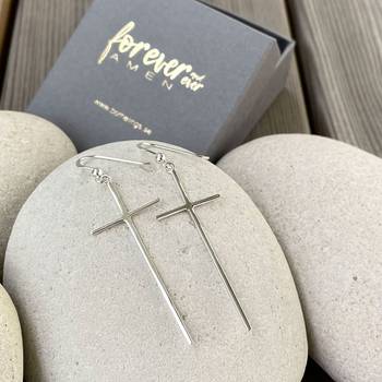 Örhängen – Kors, en produkt från Nya Musik som utvecklar och engagerar människor i alla åldrar.