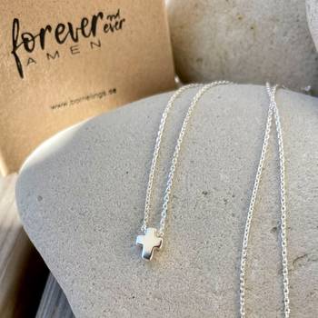 Halssmycke – Kors, en produkt från Nya Musik som utvecklar och engagerar människor i alla åldrar.