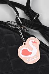 Nyckelring i mjuk silikon - Älskad - svan, en produkt från Nya Musik som utvecklar och engagerar människor i alla åldrar.