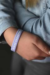 Armband - Silikon tonår - Älskad, värdefull, dyrbar - lila, en produkt från Nya Musik som utvecklar och engagerar människor i alla åldrar.