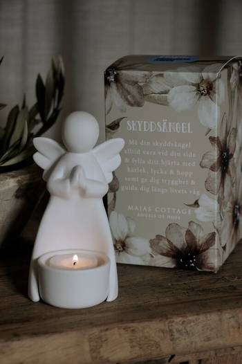 Ljusstake - Skyddsängel - Inkl. gåvobox, en produkt från Nya Musik som utvecklar och engagerar människor i alla åldrar.