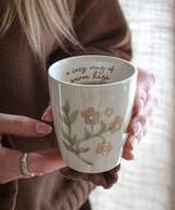 Mugg - A cozy mug of warm hugs, en produkt från Nya Musik som utvecklar och engagerar människor i alla åldrar.