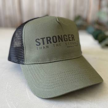 Truckerkeps – Stronger, olivgrön, en produkt från Nya Musik som utvecklar och engagerar människor i alla åldrar.