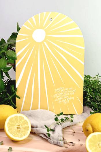 Serveringsbräda - Din klara sol går åter opp, en produkt från Nya Musik som utvecklar och engagerar människor i alla åldrar.