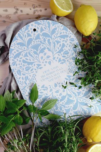 Serveringsbräda - I Jesus namn till bords vi gå, en produkt från Nya Musik som utvecklar och engagerar människor i alla åldrar.