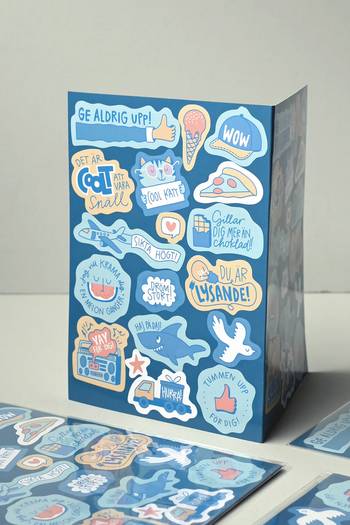 Klistermärkesark: Ge aldrig upp, en produkt från Nya Musik som utvecklar och engagerar människor i alla åldrar.