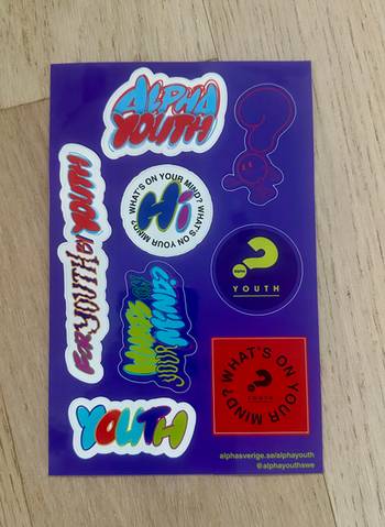 Alpha Youth - Klistermärkesark, en produkt från Nya Musik som utvecklar och engagerar människor i alla åldrar.