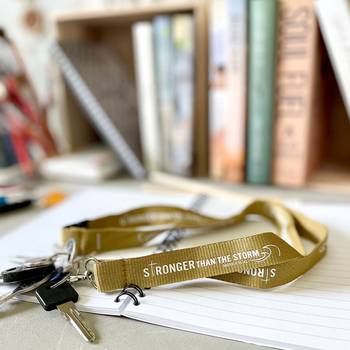 Nyckelband – Stronger, guld, en produkt från Nya Musik som utvecklar och engagerar människor i alla åldrar.