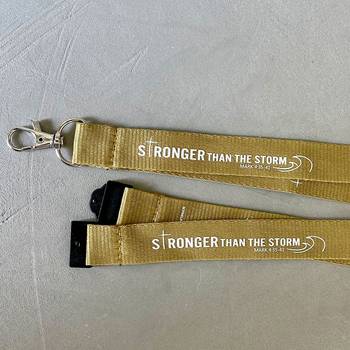 Nyckelband – Stronger, guld, en produkt från Nya Musik som utvecklar och engagerar människor i alla åldrar.