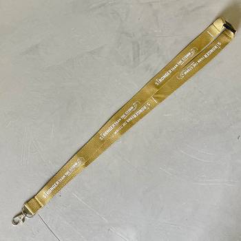 Nyckelband – Stronger, guld, en produkt från Nya Musik som utvecklar och engagerar människor i alla åldrar.