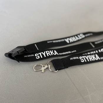 Nyckelband – Styrka, svart, en produkt från Nya Musik som utvecklar och engagerar människor i alla åldrar.