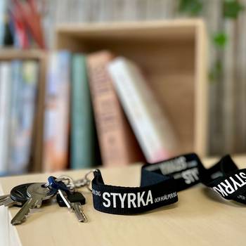 Nyckelband – Styrka, svart, en produkt från Nya Musik som utvecklar och engagerar människor i alla åldrar.