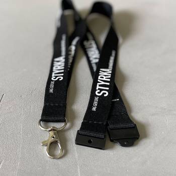 Nyckelband – Styrka, svart, en produkt från Nya Musik som utvecklar och engagerar människor i alla åldrar.