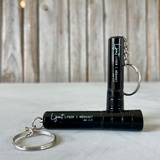 Ficklampa med nyckelring – Ljuset lyser i mörkret, en produkt från Nya Musik som utvecklar och engagerar människor i alla åldrar.