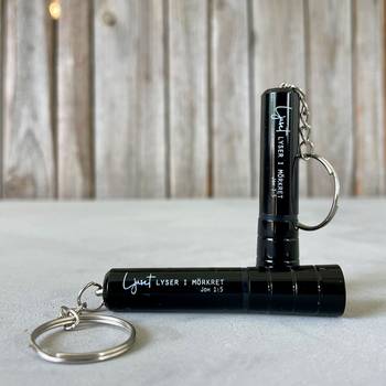 Ficklampa med nyckelring – Ljuset lyser i mörkret, en produkt från Nya Musik som utvecklar och engagerar människor i alla åldrar.