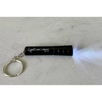 Ficklampa med nyckelring – Ljuset lyser i mörkret, en produkt från Nya Musik som utvecklar och engagerar människor i alla åldrar.