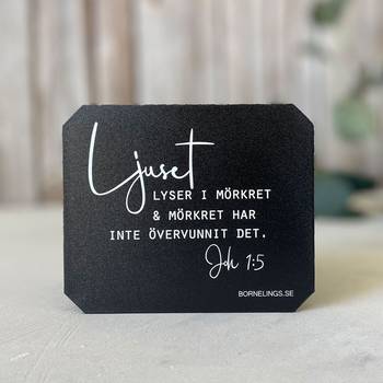 Isskrapa – Ljuset lyser i mörkret, svart, en produkt från Nya Musik som utvecklar och engagerar människor i alla åldrar.