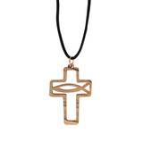 Halssmycke – Kors / fisktecknet - Olivträ, en produkt från Nya Musik som utvecklar och engagerar människor i alla åldrar.