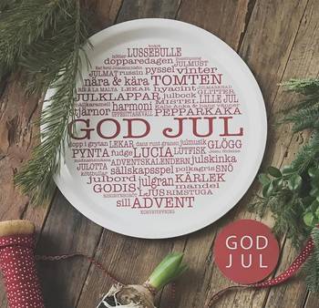 Bricka - God Jul - vit - 31 cm, en produkt från Nya Musik som utvecklar och engagerar människor i alla åldrar.