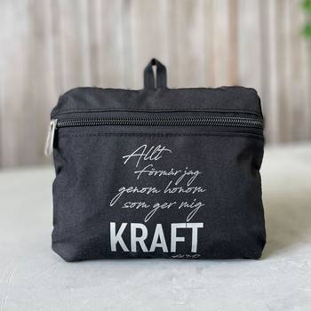 Ryggsäck - Hopvikbar - Allt förmår jag - Svart, en produkt från Nya Musik som utvecklar och engagerar människor i alla åldrar.