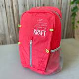 Ryggsäck - Hopvikbar - Allt förmår jag - Röd, en produkt från Nya Musik som utvecklar och engagerar människor i alla åldrar.