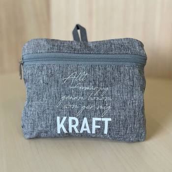 Ryggsäck - Hopvikbar - Allt förmår jag - Grå, en produkt från Nya Musik som utvecklar och engagerar människor i alla åldrar.