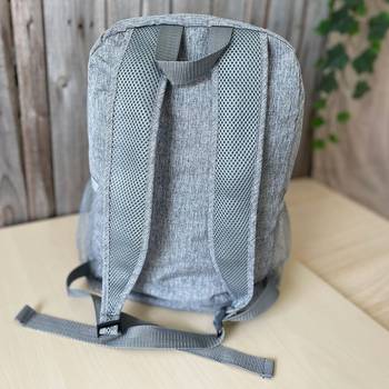 Ryggsäck - Hopvikbar - Allt förmår jag - Grå, en produkt från Nya Musik som utvecklar och engagerar människor i alla åldrar.