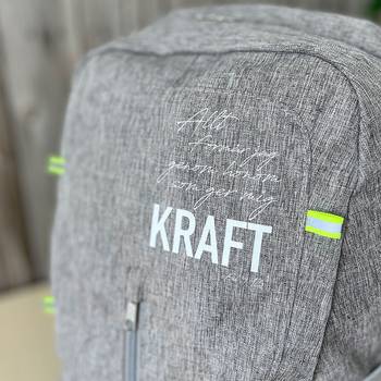 Ryggsäck - Hopvikbar - Allt förmår jag - Grå, en produkt från Nya Musik som utvecklar och engagerar människor i alla åldrar.