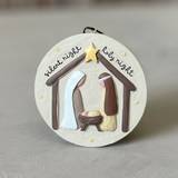 Hängprydnad – Julkrubba, en produkt från Nya Musik som utvecklar och engagerar människor i alla åldrar.