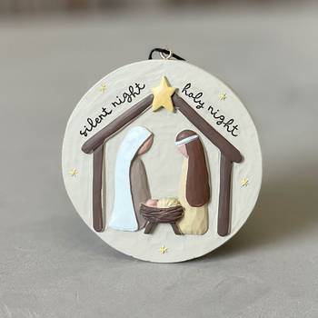 Hängprydnad – Julkrubba, en produkt från Nya Musik som utvecklar och engagerar människor i alla åldrar.