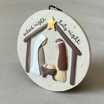 Hängprydnad – Julkrubba, en produkt från Nya Musik som utvecklar och engagerar människor i alla åldrar.