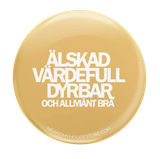 Knapp - Älskad, värdefull, dyrbar - Senapsgul, en produkt från Nya Musik som utvecklar och engagerar människor i alla åldrar.