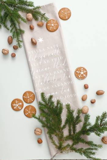 Kökshandduk - Stilla natt, en produkt från Nya Musik som utvecklar och engagerar människor i alla åldrar.