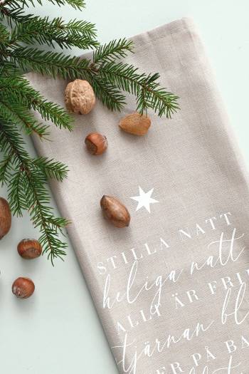 Kökshandduk - Stilla natt, en produkt från Nya Musik som utvecklar och engagerar människor i alla åldrar.