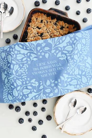 Kökshandduk - I Jesu namn till bords vi gå, en produkt från Nya Musik som utvecklar och engagerar människor i alla åldrar.