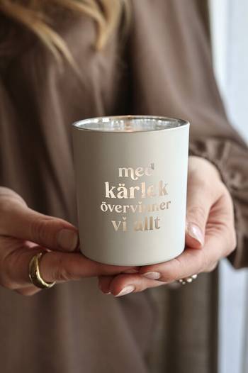 Lykta - Med kärlek övervinner vi allt, en produkt från Nya Musik som utvecklar och engagerar människor i alla åldrar.