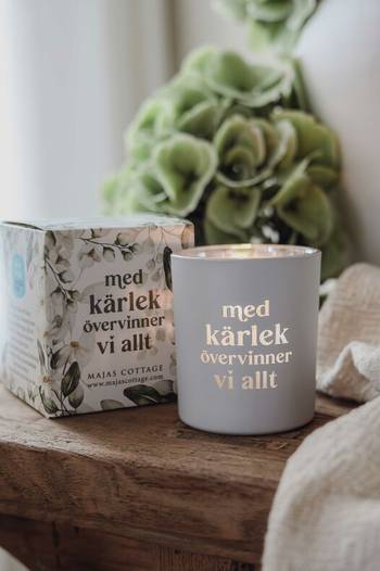 Lykta - Med kärlek övervinner vi allt, en produkt från Nya Musik som utvecklar och engagerar människor i alla åldrar.