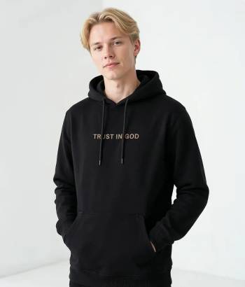 Trust in God – Hoodie - Svart, en produkt från Nya Musik som utvecklar och engagerar människor i alla åldrar.