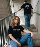 Jesus saves - T-shirt - Normal fit - Svart, en produkt från Nya Musik som utvecklar och engagerar människor i alla åldrar.