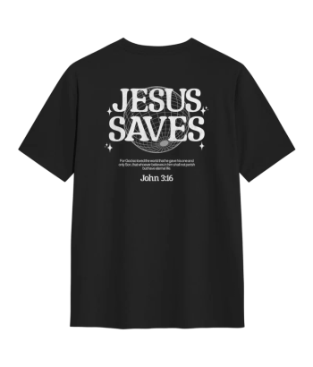 Jesus saves - T-shirt - Normal fit - Svart, en produkt från Nya Musik som utvecklar och engagerar människor i alla åldrar.