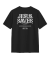 Jesus saves - T-shirt - Normal fit - Svart, en produkt från Nya Musik som utvecklar och engagerar människor i alla åldrar.