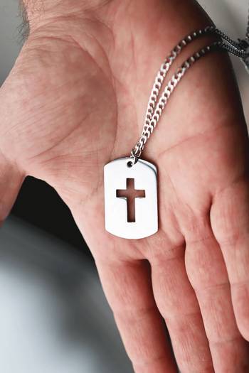 Halssmycke - Kors, en produkt från Nya Musik som utvecklar och engagerar människor i alla åldrar.