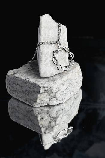 Halssmycke - Törnkronan, en produkt från Nya Musik som utvecklar och engagerar människor i alla åldrar.