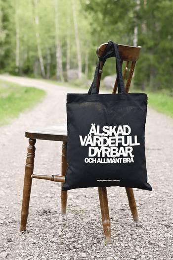 Tygkasse - Älskad, värdefull, dyrbar - Svart, en produkt från Nya Musik som utvecklar och engagerar människor i alla åldrar.